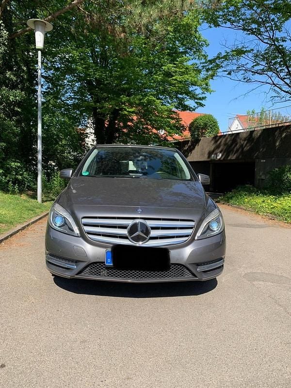 Grau Gebraucht 2015 Mercedes B200 Van / Kleinbus | 8.900 € (Superpreis) - Bild 1/4