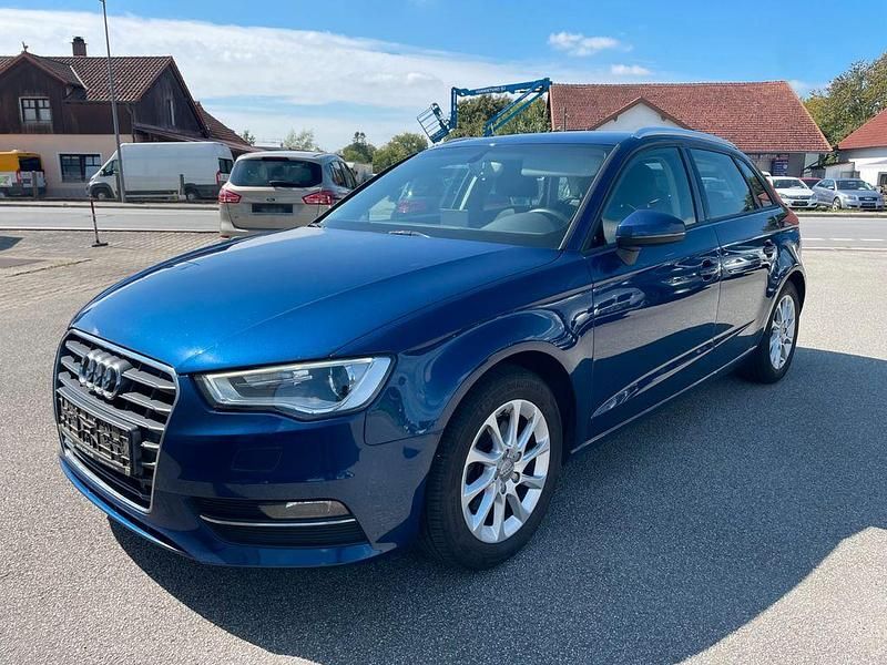 Blau Gebraucht 2013 Audi A3 Sportback Attraction Limousine | 10.190 € (Fairer Preis) - Bild 1/4