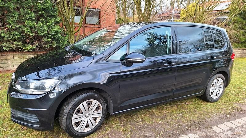 Gebraucht VW Touran Trendline 115 PS (84 kW) 2016 Schwarz Van / Kleinbus