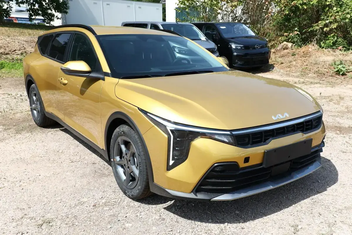 Neu Kia K4 Vision 116 PS (85 kW) 2026 Sparkling yellow metallic Kombi