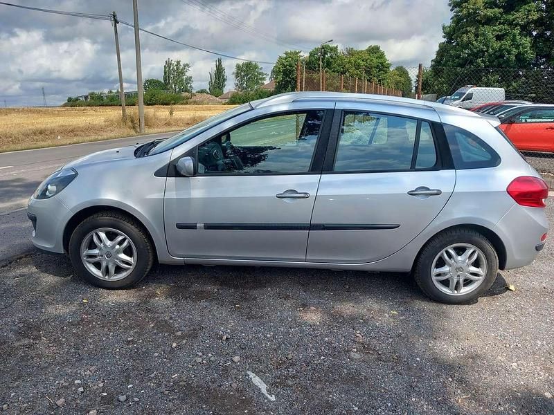 Gebraucht Renault Clio GrandTour Dynamique 101 PS (74 kW) 2008 Silber Kombi