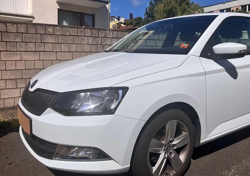Weiß Gebraucht 2017 Skoda Fabia Cool Plus Kleinwagen | 7.490 € (Superpreis) - Bild 1/4
