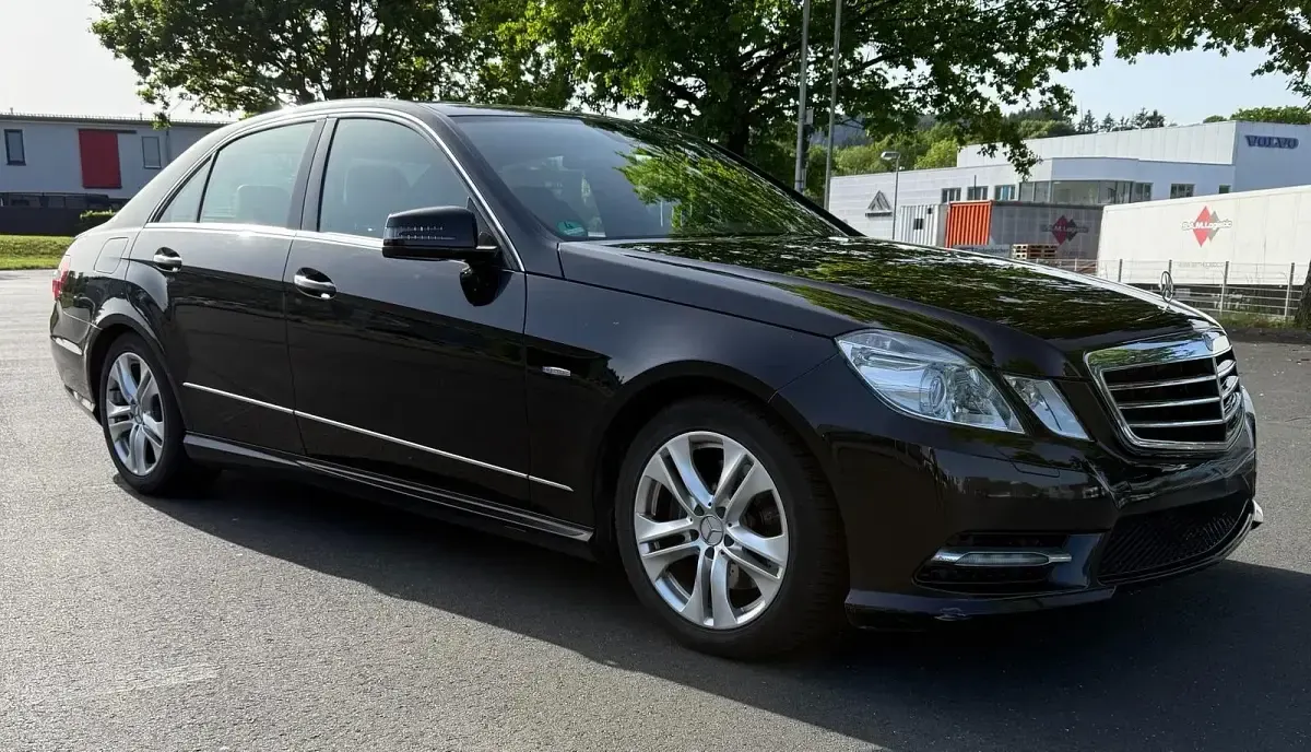 Gebraucht Mercedes E220 Avantgarde 170 PS (125 kW) 2012 Schwarz Limousine
