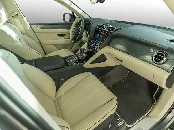Neu Bentley Bentayga 551 PS (405 kW) 2026 Grau SUV