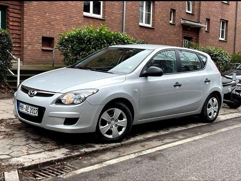 Silber Gebraucht 2009 Hyundai i30 Classic Limousine | 4.700 € (Etwas zu teuer) - Bild 1/4