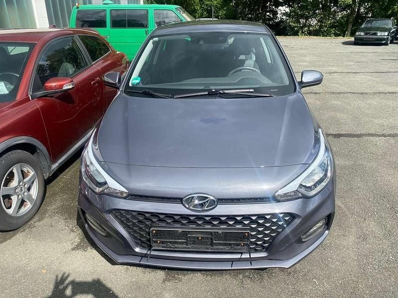 Gebraucht Hyundai i20 Trend 101 PS (74 kW) 2019 Grau Limousine