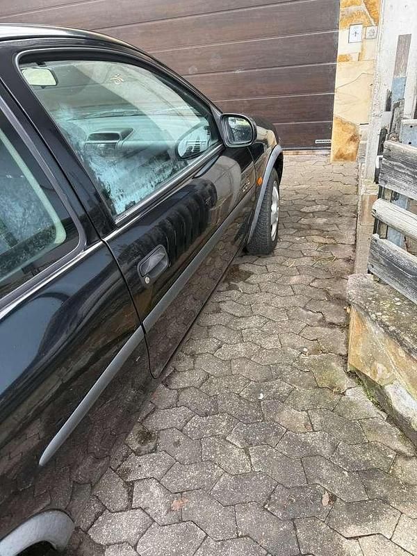 Gebraucht Opel Corsa 54 PS (39 kW) 2000 Schwarz Limousine