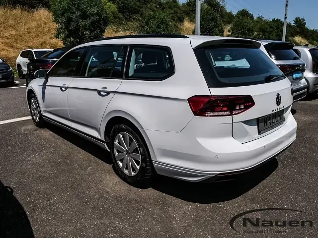 Gebraucht VW Passat Basis 150 PS (110 kW) 2023 Weiß Kombi