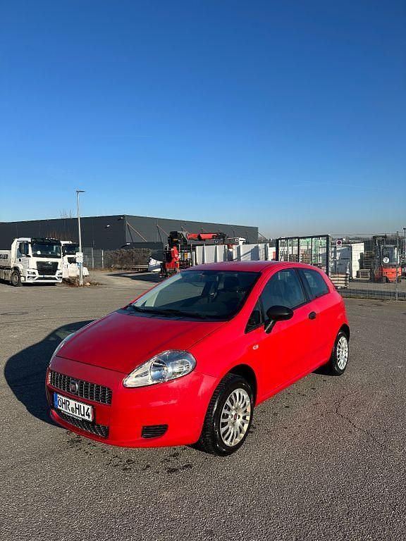 Rot Gebraucht 2009 Fiat Punto Limousine | 2.600 € (Fairer Preis) - Bild 1/4