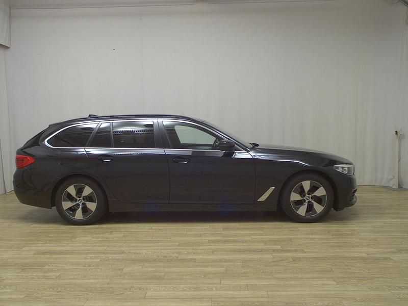 Schwarz Gebraucht 2020 BMW 520 Performance Kombi | 16.950 € (Superpreis) - Bild 1/4