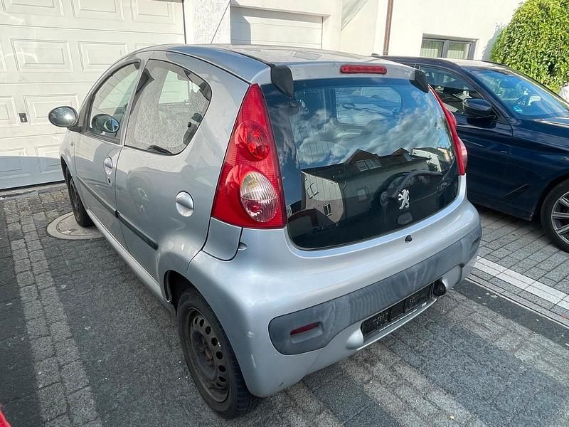 Silber Gebraucht 2005 Peugeot 107 Kleinwagen | 1.890 € (Fairer Preis) - Bild 1/4