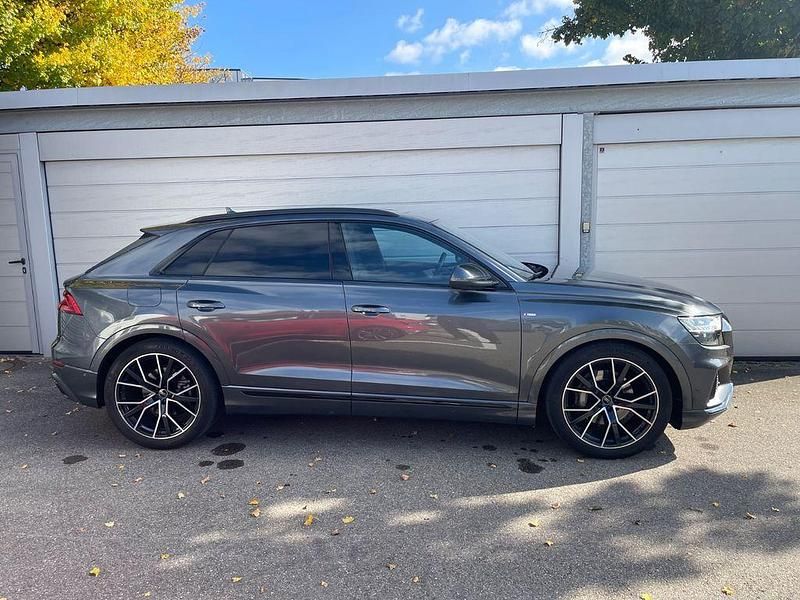 Grau Gebraucht 2023 Audi Q8 S-Line SUV | 64.899 € (Superpreis) - Bild 1/4