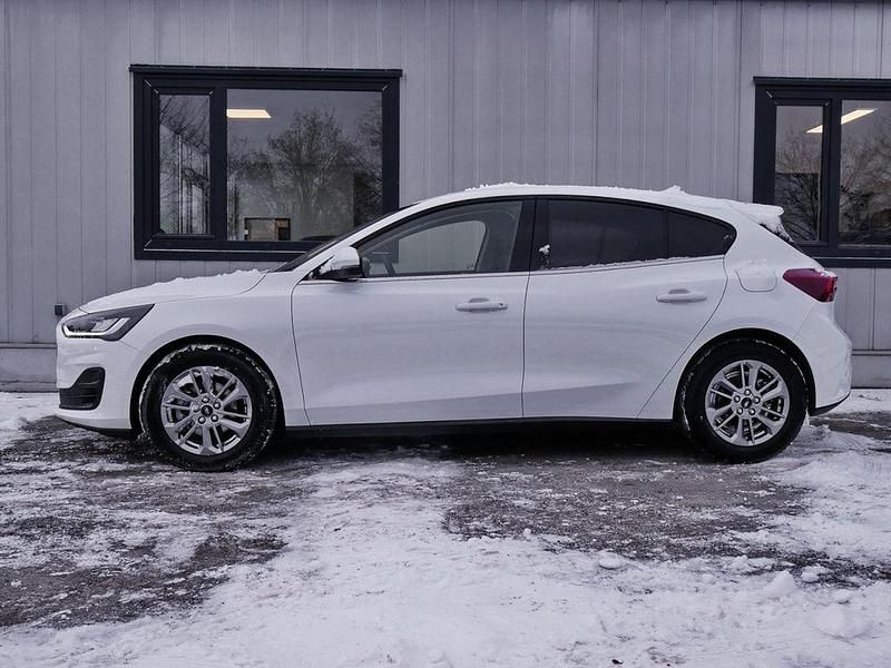 Gebraucht Ford Focus Titanium 125 PS (91 kW) 2023 Frozen white Limousine
