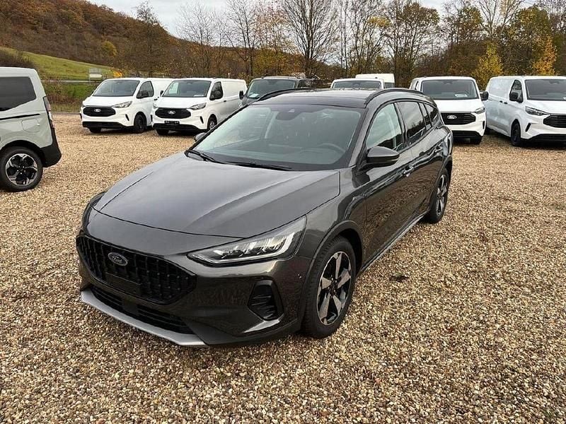 Grau Gebraucht 2024 Ford Focus Active X Limousine | 27.400 € (Teuer) - Bild 1/4