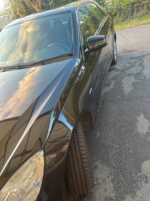 Second-hand Mercedes E200 184 CP (135 kW) 2010 Negru Berlinǎ