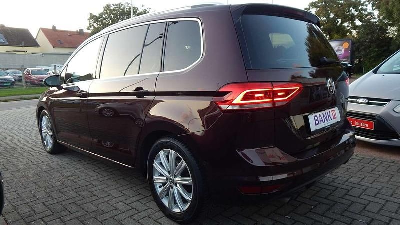 Gebraucht VW Touran Highline 150 PS (110 kW) 2017 Rot Van / Kleinbus