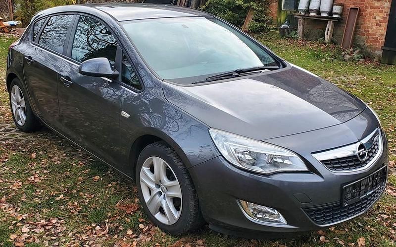 Grau Gebraucht 2011 Opel Astra Selection Limousine | 5.690 € (Teuer) - Bild 1/4