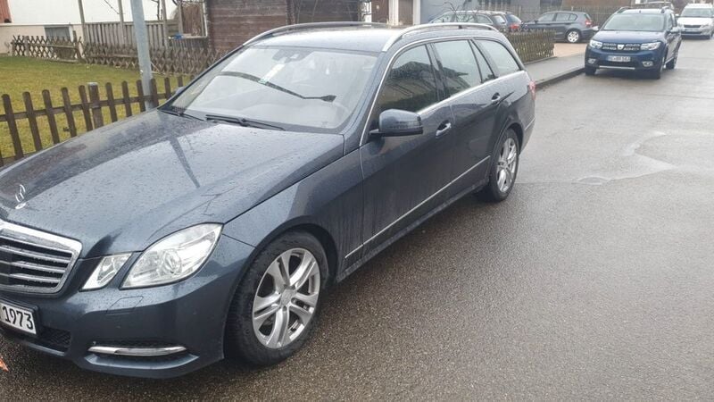 Grau Gebraucht 2013 Mercedes E350 Avantgarde Kombi | 10.950 € (Superpreis) - Bild 1/4