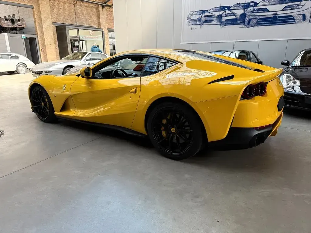 Second-hand Ferrari 812 795 CP (584 kW) 2020 Galben Coupe