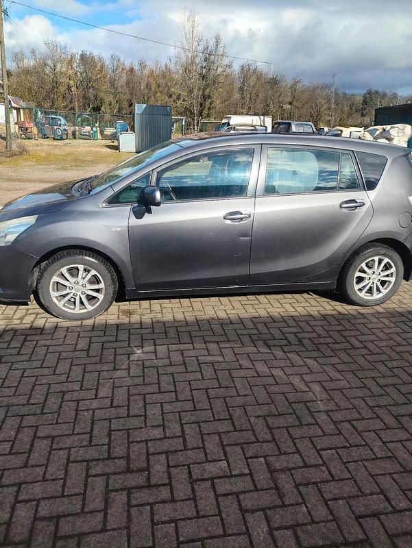 Gebraucht Toyota Verso 126 PS (92 kW) 2011 Grau Van / Kleinbus