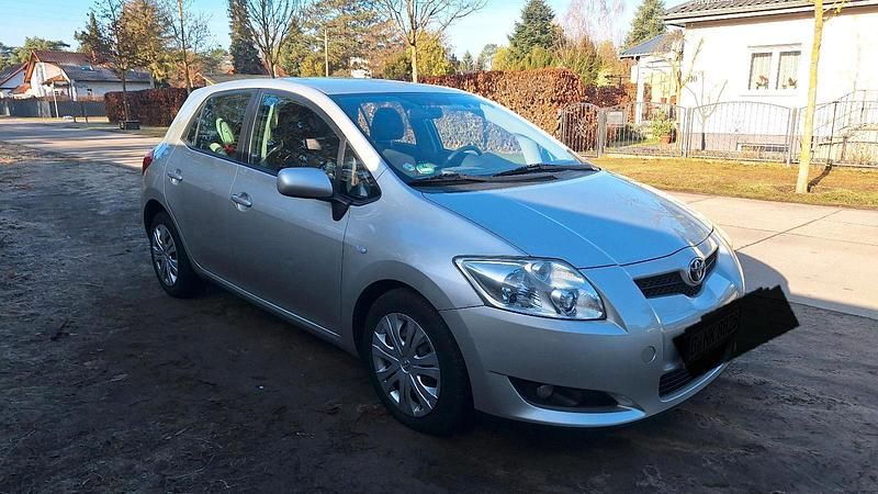 Gebraucht Toyota Auris 97 PS (71 kW) 2009 Silber Kleinwagen