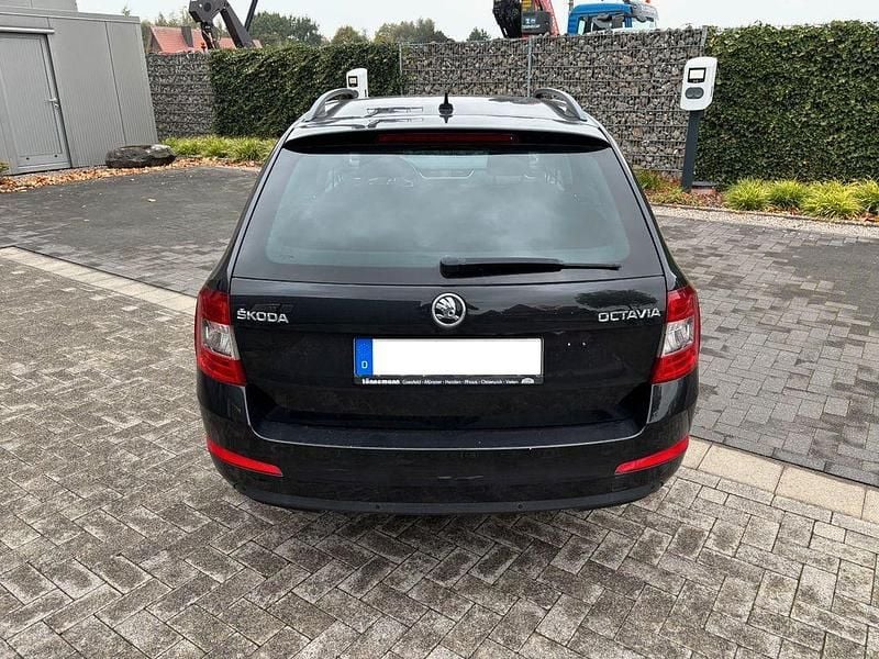 Schwarz Gebraucht 2016 Skoda Octavia Style Kombi | 11.900 € (Guter Preis) - Bild 1/4