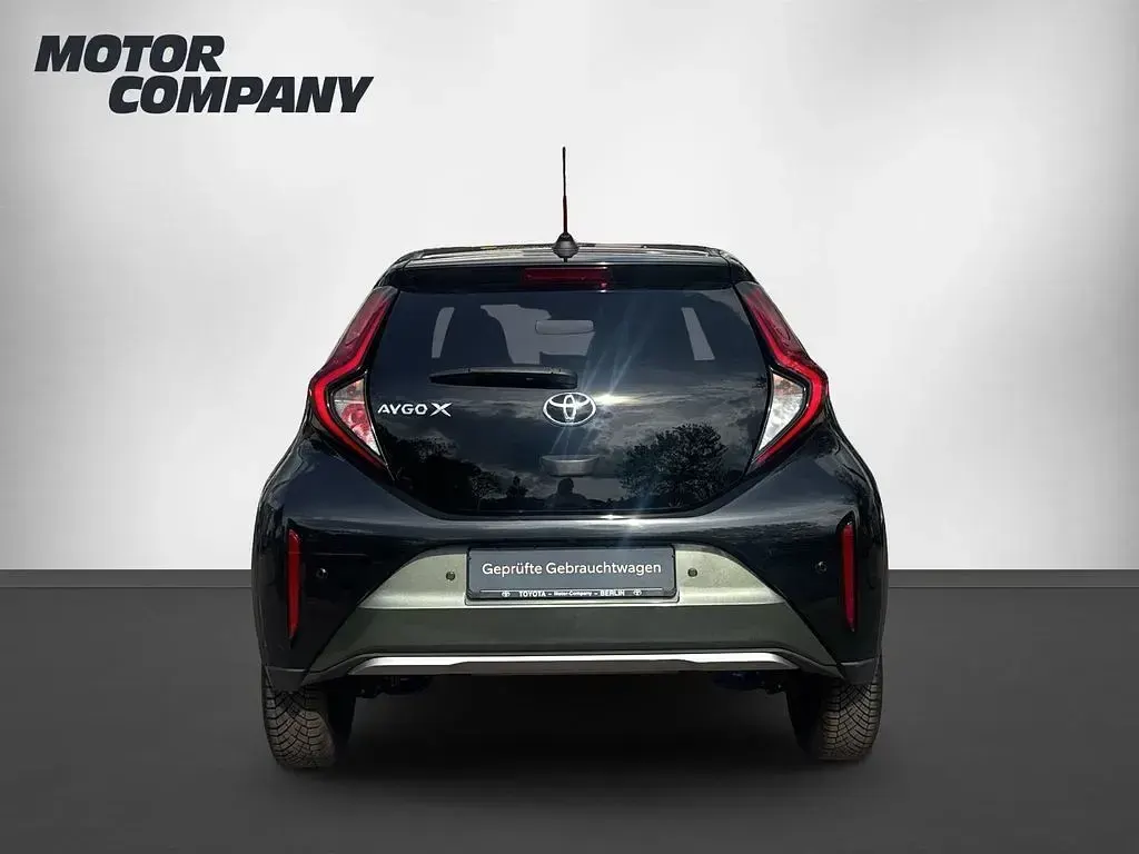 Gebraucht Toyota Aygo X X-plore 72 PS (52 kW) 2022 Cardamon green metallic/ night sky black SUV