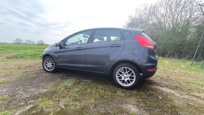 Gebraucht Ford Fiesta 60 PS (44 kW) 2010 Grau Kleinwagen