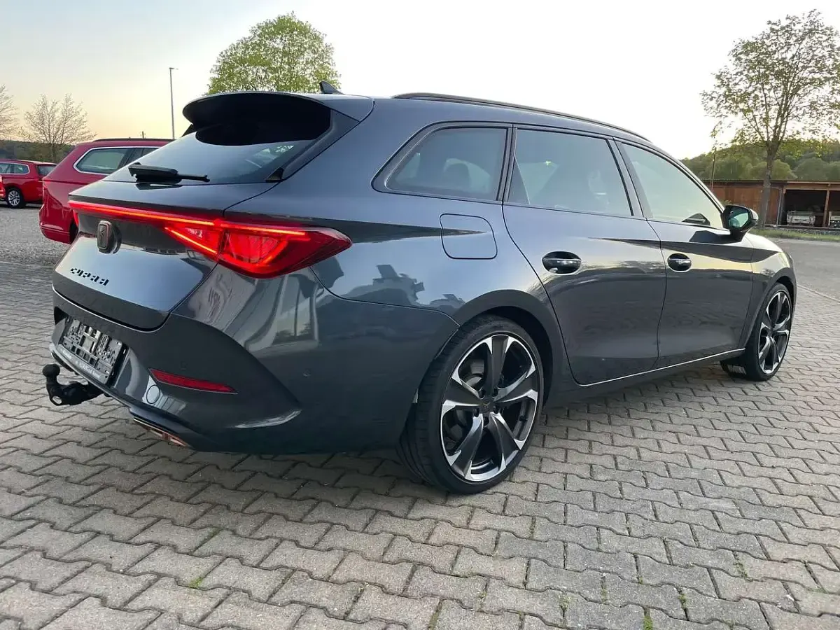 Używany Cupra Leon VZ 245 KM (180 kW) 2023 Szary Kombi