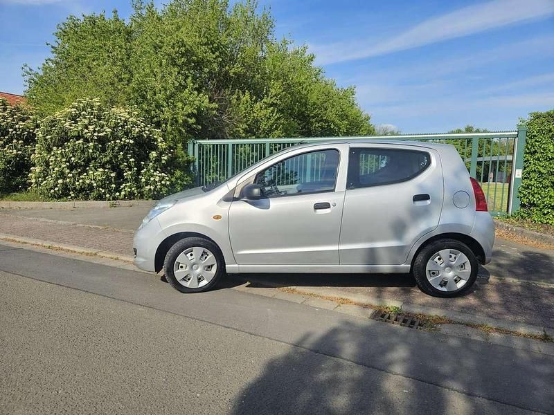 Usado Suzuki Alto 68 HP (50 kW) 2010 Prateado Citadino
