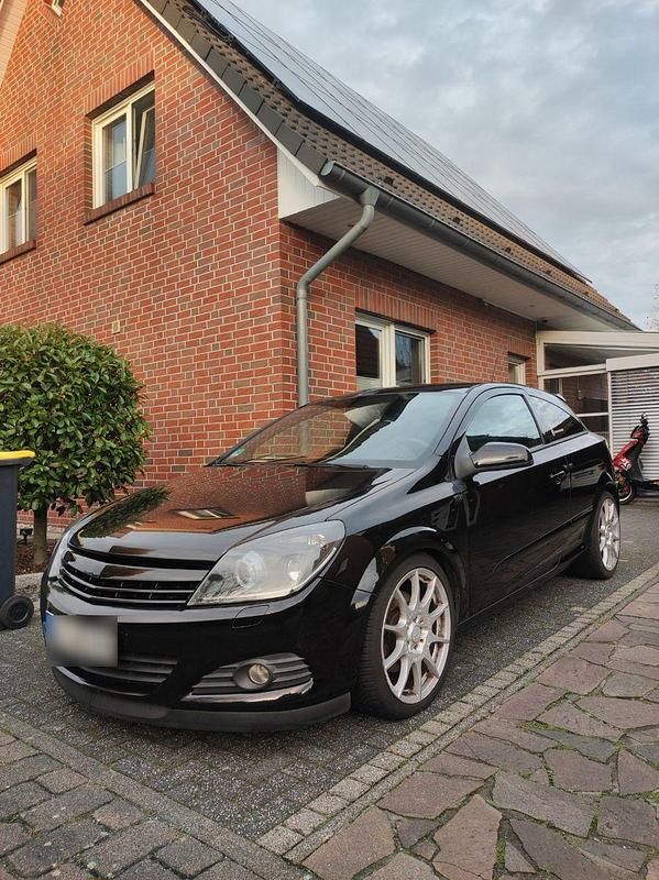 Second-hand Opel Astra 200 CP (147 kW) 2005 Negru Coupe