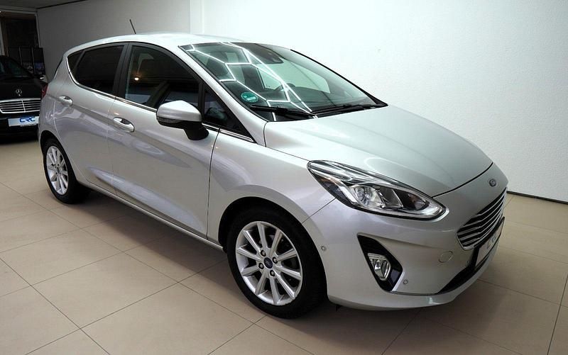 Gebraucht Ford Fiesta Titanium 101 PS (74 kW) 2018 Silber Limousine