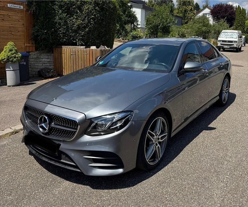 Grau Gebraucht 2018 Mercedes E350 AMG line Limousine | 28.700 € (Fairer Preis) - Bild 1/4
