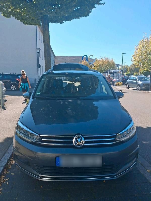 Grau Gebraucht 2019 VW Touran Van / Kleinbus | 18.750 € (Fairer Preis) - Bild 1/4