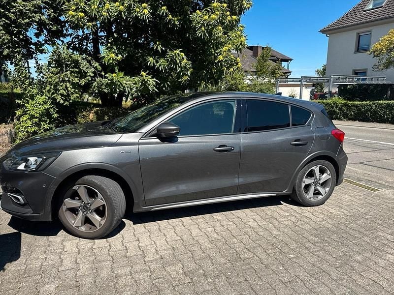 Grau Gebraucht 2021 Ford Focus Active Limousine | 16.800 € (Teuer) - Bild 1/2