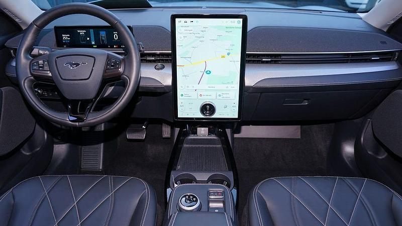 Gebraucht Ford Mustang Mach-E 197 kW (269 PS) 2021 Iconic silver SUV