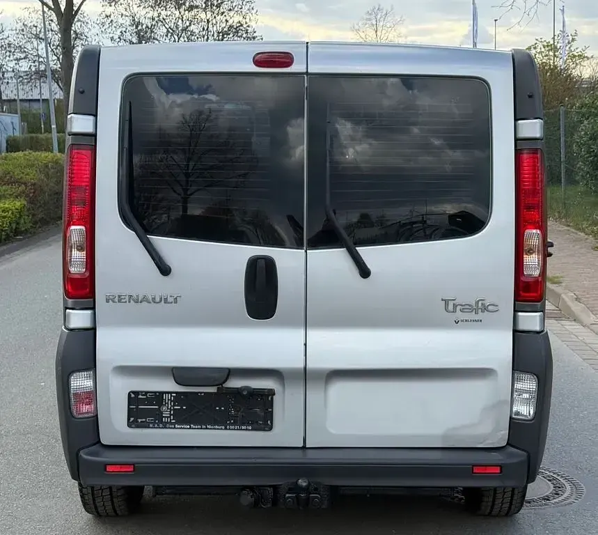 Gebraucht Renault Trafic 145 PS (106 kW) 2006 Silber Van / Kleinbus