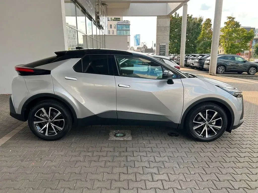 Neu Toyota C-HR 140 PS (102 kW) 2025 Silber SUV