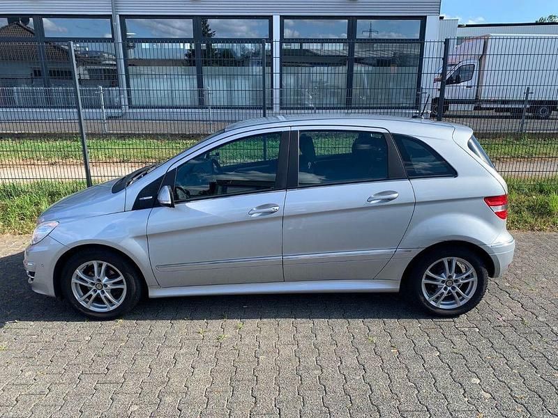 Silber Gebraucht 2011 Mercedes B180 Van / Kleinbus | 6.500 € (Superpreis) - Bild 1/4