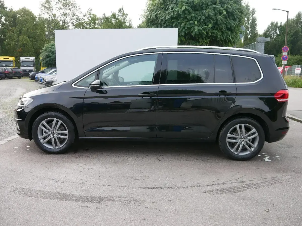 Neu VW Touran Comfortline 150 PS (110 kW) 2025 Grenadilla schwarz metallic Van / Kleinbus