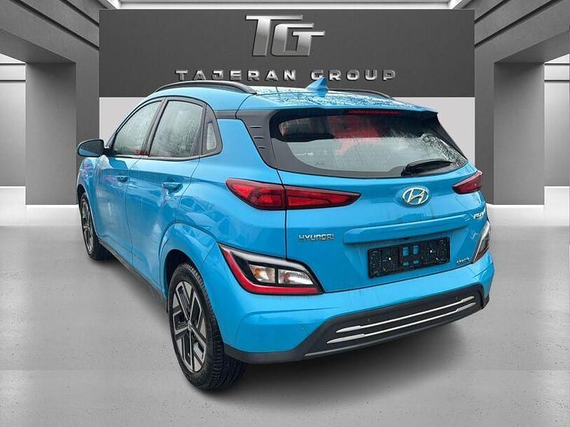 Gebraucht Hyundai Kona Select 100 kW (136 PS) 2023 Blau dive in jeju / sol (metallic) SUV