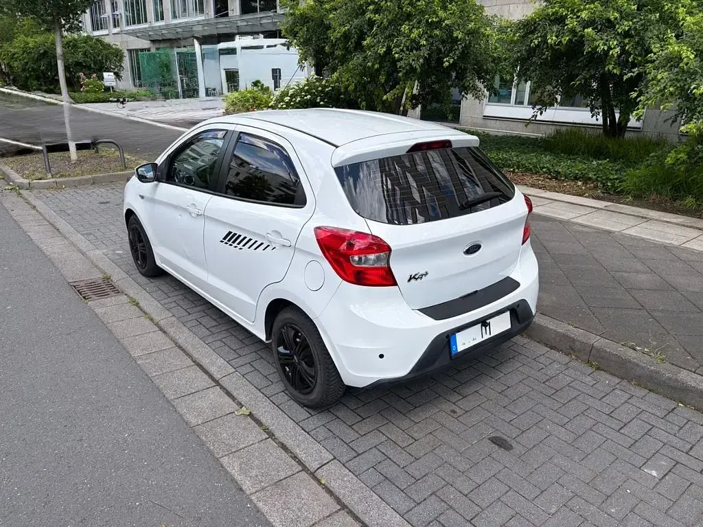 Gebraucht Ford Ka Plus 69 PS (50 kW) 2017 Weiß Kleinwagen