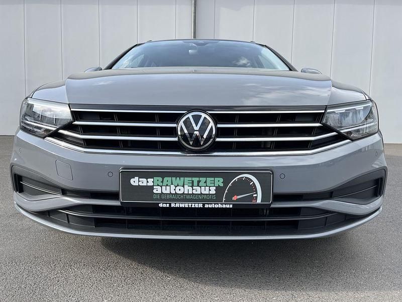 Gebraucht VW Passat 150 PS (110 kW) 2022 Mondsteingrau Kombi