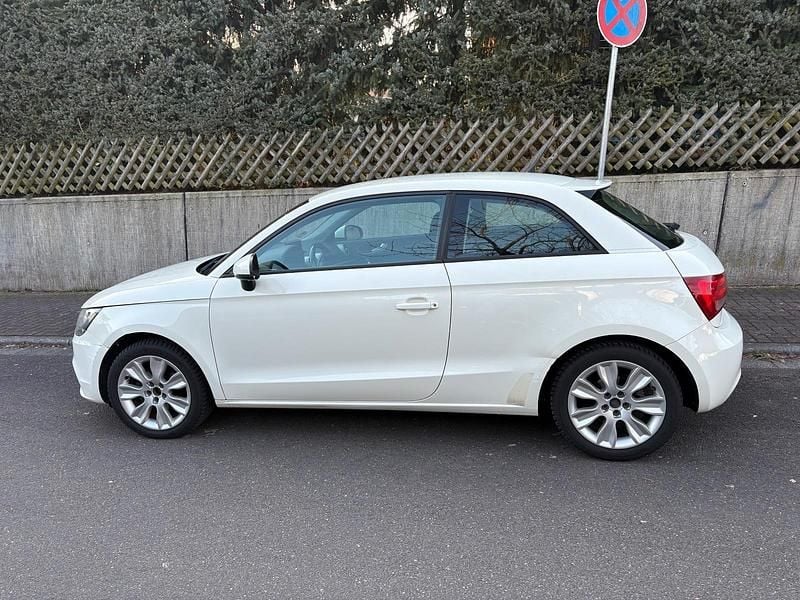 Gebraucht Audi A1 90 PS (66 kW) 2011 Weiß Kleinwagen