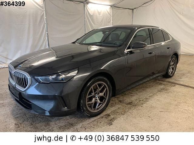 Grau Gebraucht 2024 BMW 520 Sport Line Limousine | 40.950 € (Fairer Preis) - Bild 1/4