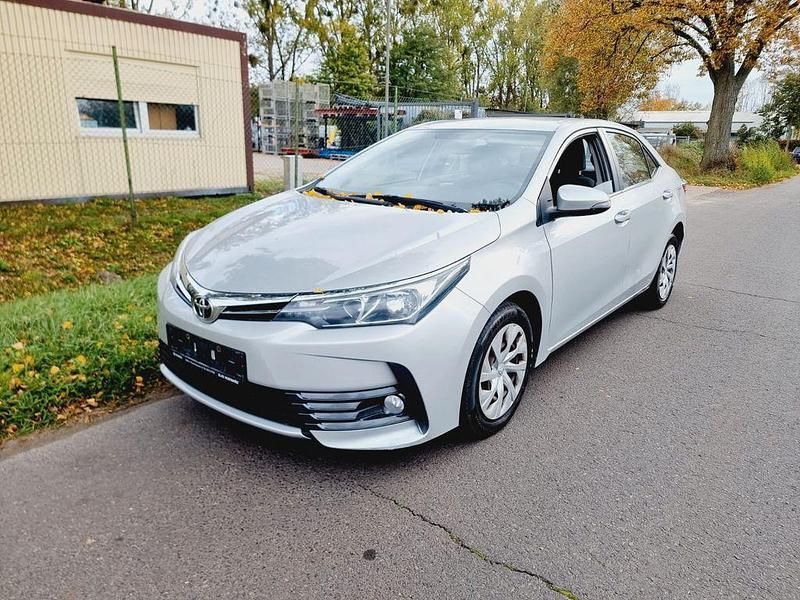 Silber Gebraucht 2018 Toyota Corolla Limousine | 14.800 € - Bild 1/4