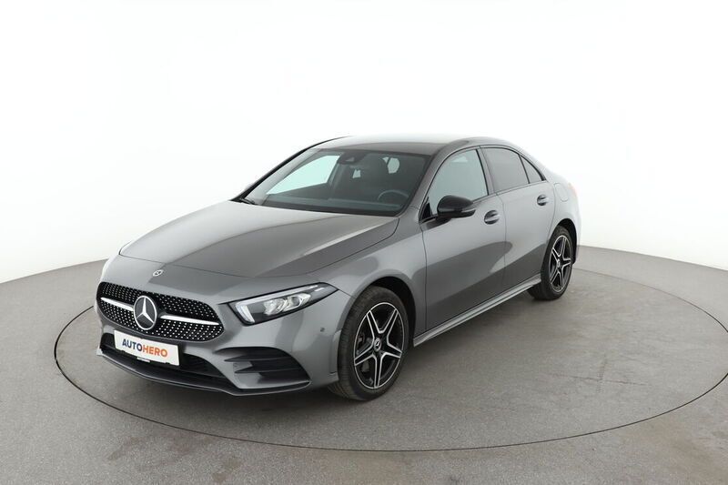 Grau Gebraucht 2021 Mercedes A250 AMG line Limousine | 26.540 € - Bild 1/4