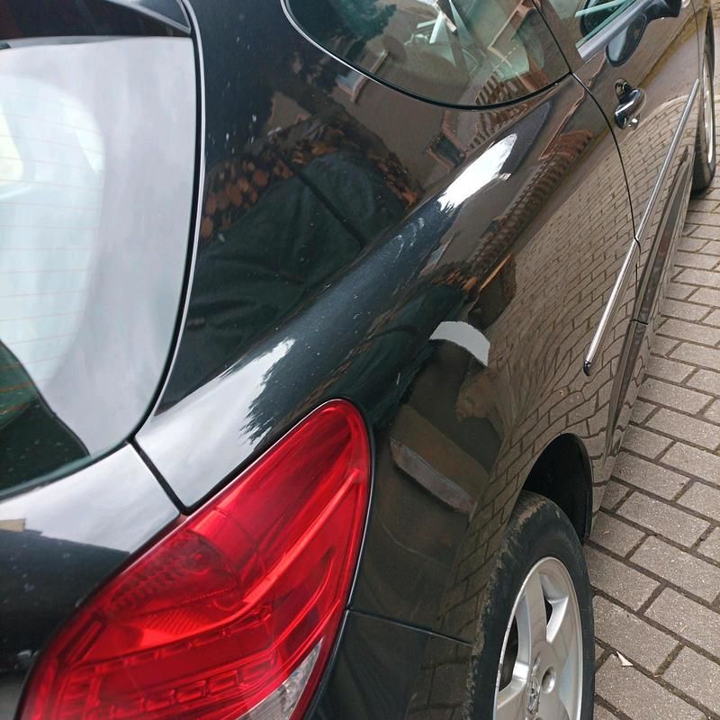 Gebraucht Peugeot 207 75 PS (55 kW) 2011 Schwarz Kleinwagen