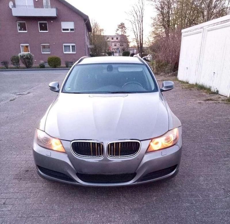 Grau Gebraucht 2011 BMW 116 Sport Line Kleinwagen | 3.450 € - Bild 1/4
