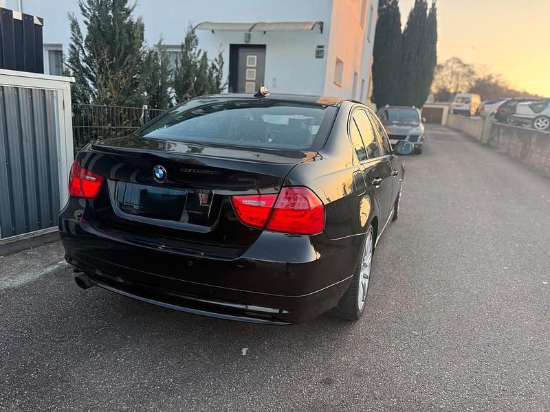 Gebraucht BMW 320 170 PS (125 kW) 2009 Schwarz Limousine